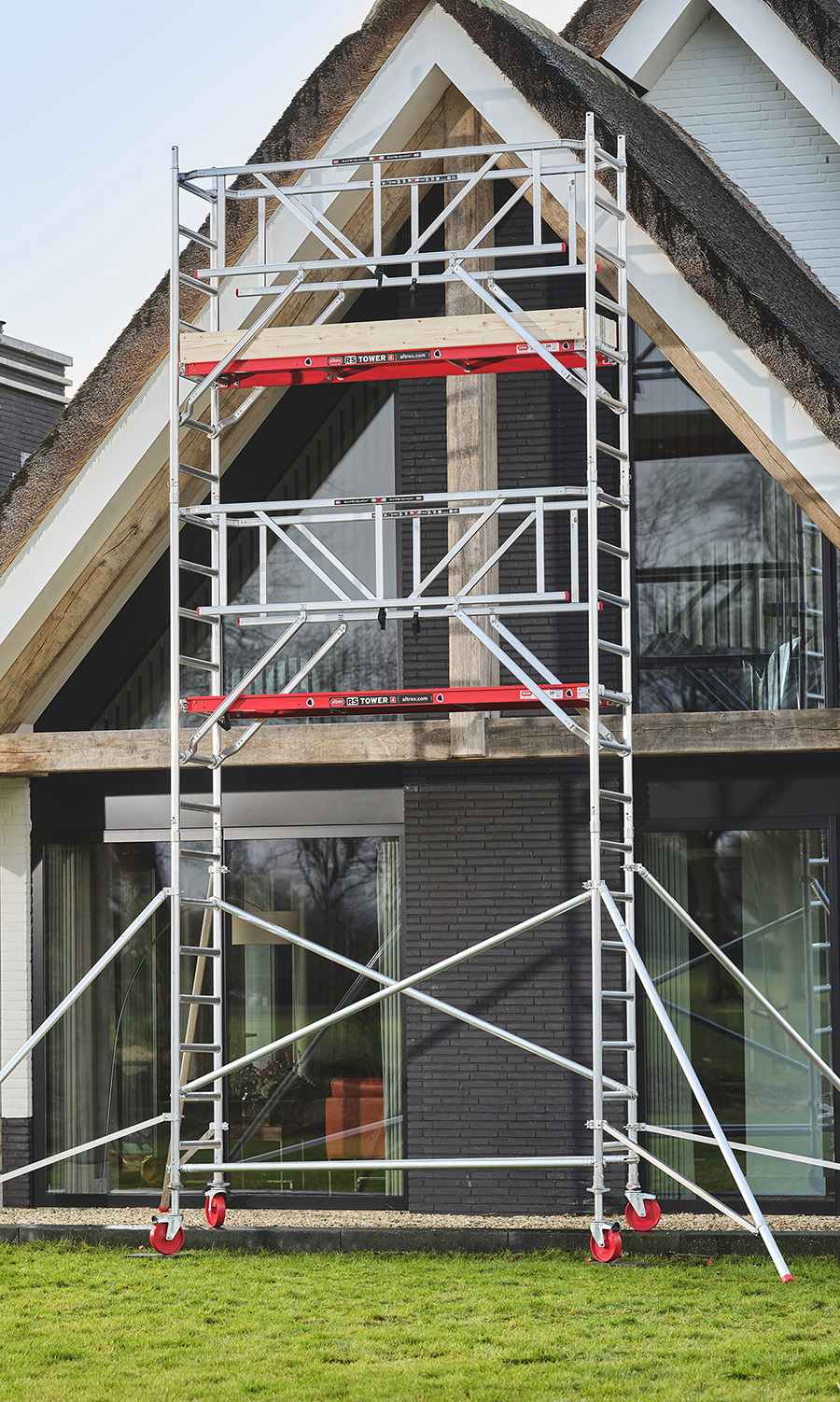 Steiger aan de gevel van een woning in Assen, Groningen of Drenthe